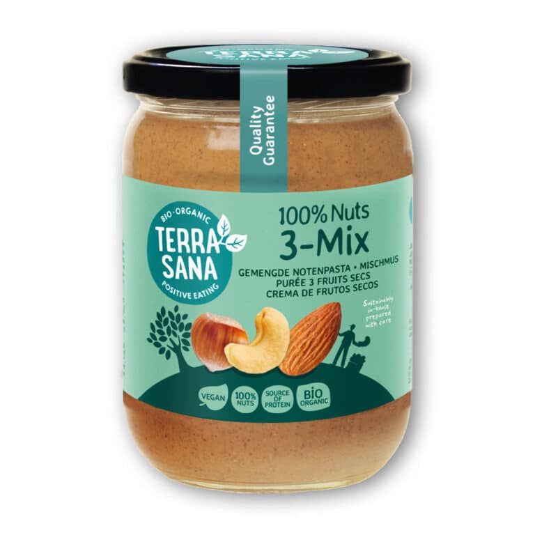Das Bio 3-Mix Mischmus von TerraSana ist aus Cashewnüssen, Haselnüssen und Mandeln aus biologischem Anbau. Dieses Mischnussmus ist in seinem Geschmack einzigartig intensiv und ideal ins Müsli oder als Brotaufstrich.
