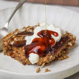 Ginger Baked Oats – Ingwer Haferauflauf mit Medjool Datteln, Banane, Pekannüssen und Kokosflocken – gesundes Frühstücksrezept