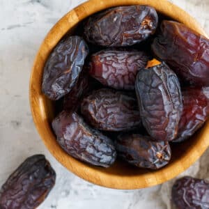 Schale mit frischen Medjool Datteln – natürliche Süße und gesunder Energiesnack