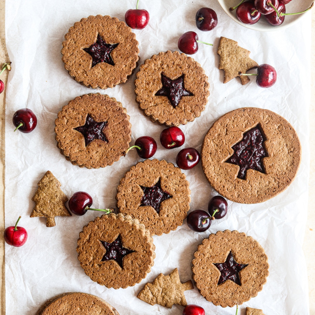 Weihnachtskekse ohne Zucker mit Kirsch-Dattel-Marmelade