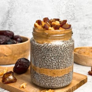 Chia-Pudding mit Dattelkaramell und Nuss-Topping im Glas