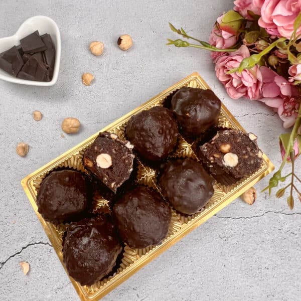 Schokoladige Dattel-Pralinen mit Haselnuss ohne Backen